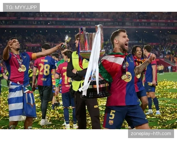 莱万多夫斯基国王杯决赛稳健发挥，助球队捧起冠军奖杯